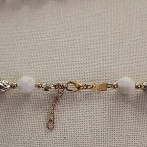 White and gold tone necklace